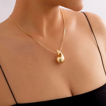 Elegant Gold Teardrop Pendant Necklace