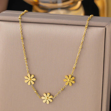 Elegant Triple Daisy Gold Necklace